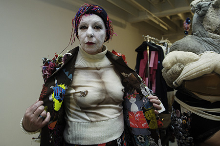 Ines Doujak, „Dirty Old Women“, 2005 (Generalprobe zur Modenschau)