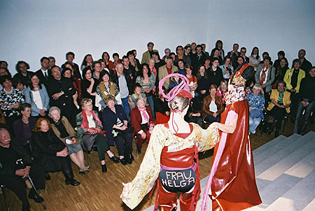 Ines Doujak, „Dirty Old Women“, 2005 (Vernissage/Modenschau)