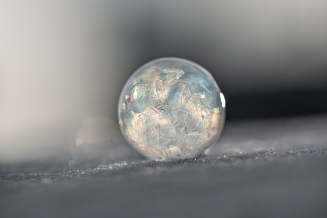 „Frozen soap bubble in the snow, St Paul Minnesota“ von Lorie Shaull